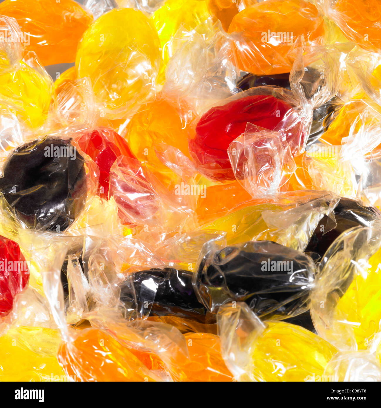 Fond plein cadre avec des bonbons colorés enveloppé dans le dos de lumière  Photo Stock - Alamy