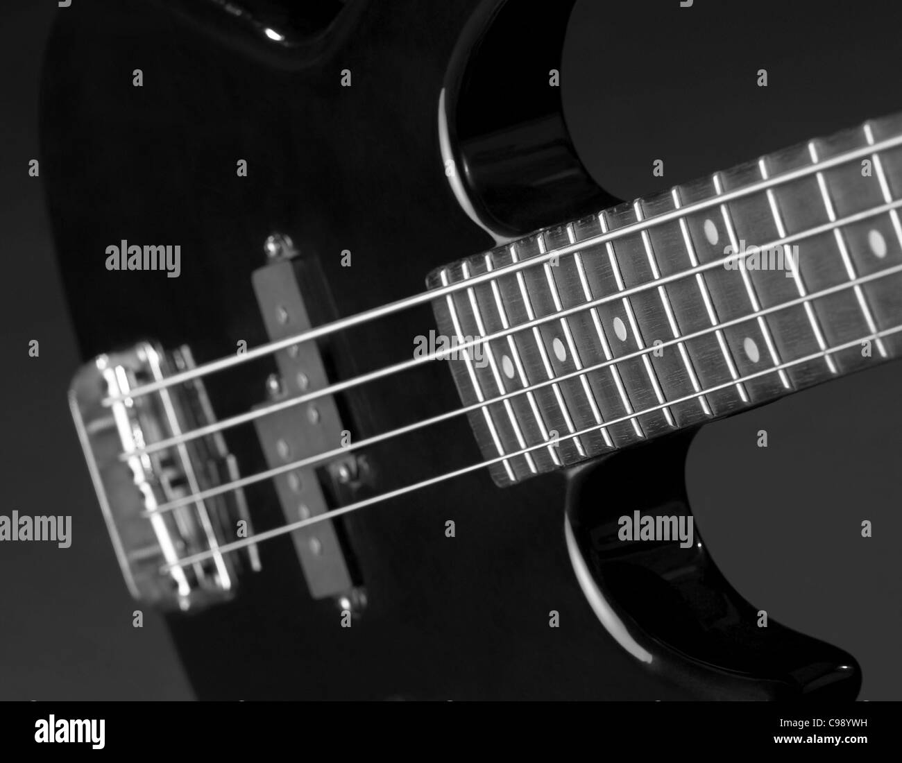 Détail d'un black bass guitare dans dark retour Banque D'Images