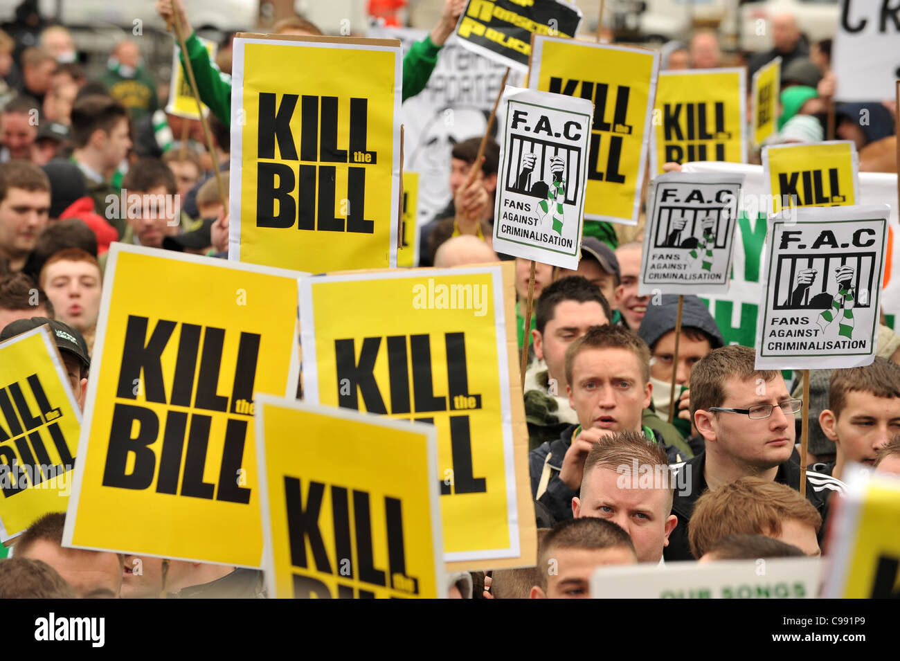 Celtic Glasgow en protestation contre les partisans du SNP a proposé au comportement offensif et Communications menaçant de Football Banque D'Images