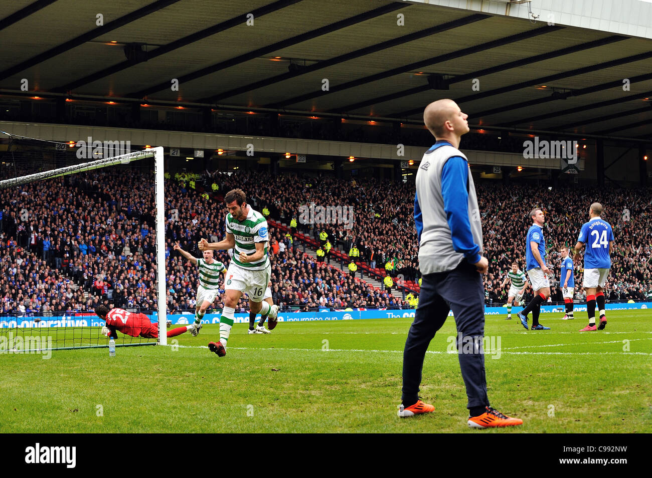 Joe Ledley célèbre score à la finale de Coupe de Ligue alors que remplacer Vladimir Weiss des Rangers recherche dans le désespoir Banque D'Images