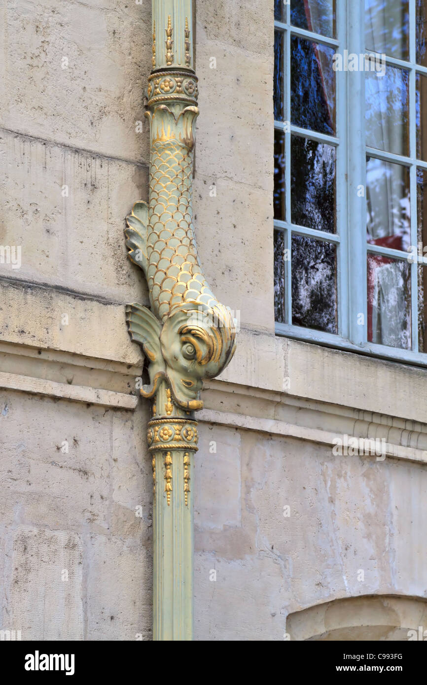 Descente des dauphins dorés élégant de l'hôtel De Lausun, Paris. Le bâtiment est maintenant propriété de la ville de Paris. Banque D'Images