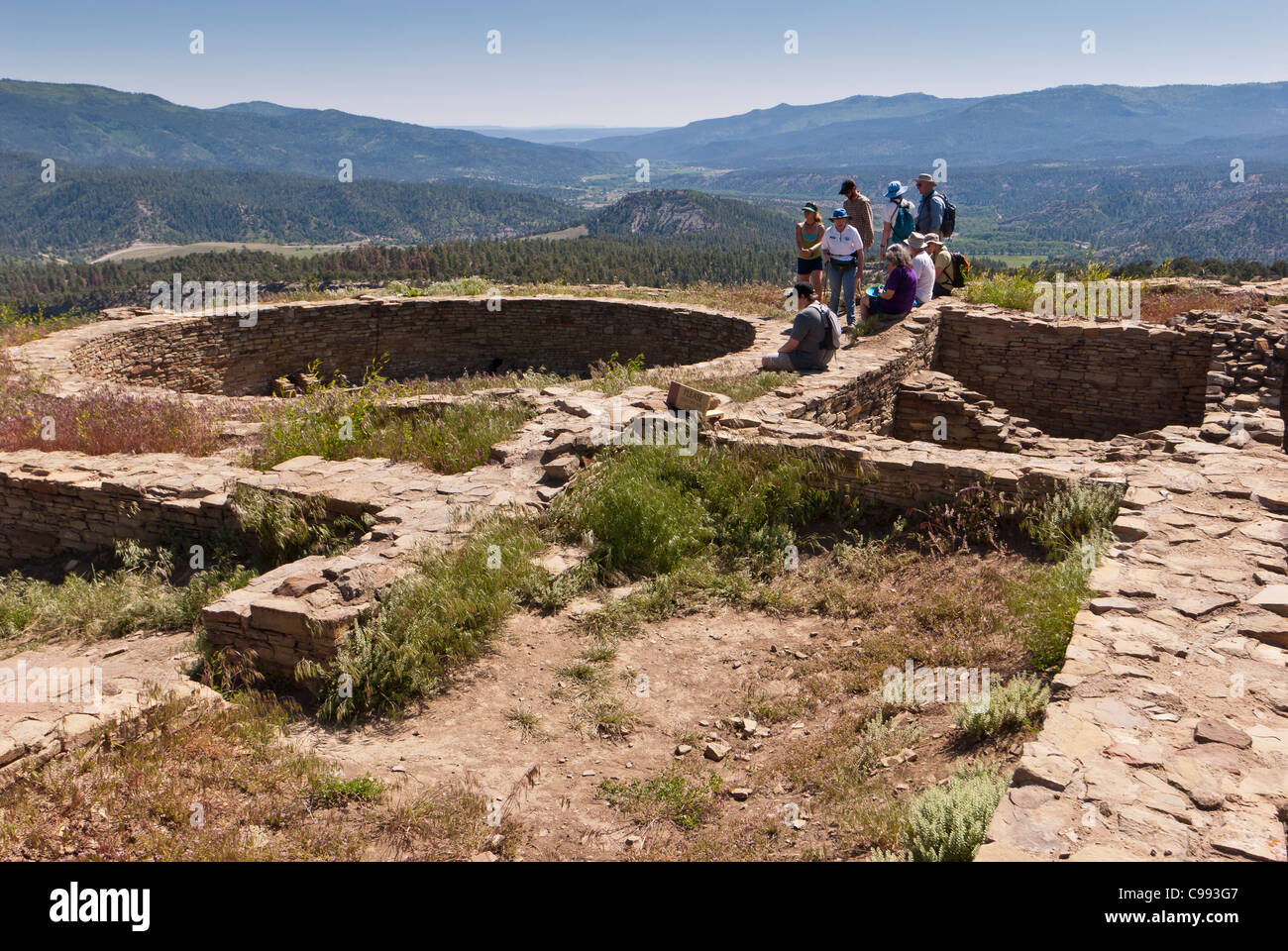 Groupe en voyage organisé Grande Maison Pueblo, Chimney Rock, Zone Archéologique de Pagosa Springs, Colorado. Banque D'Images