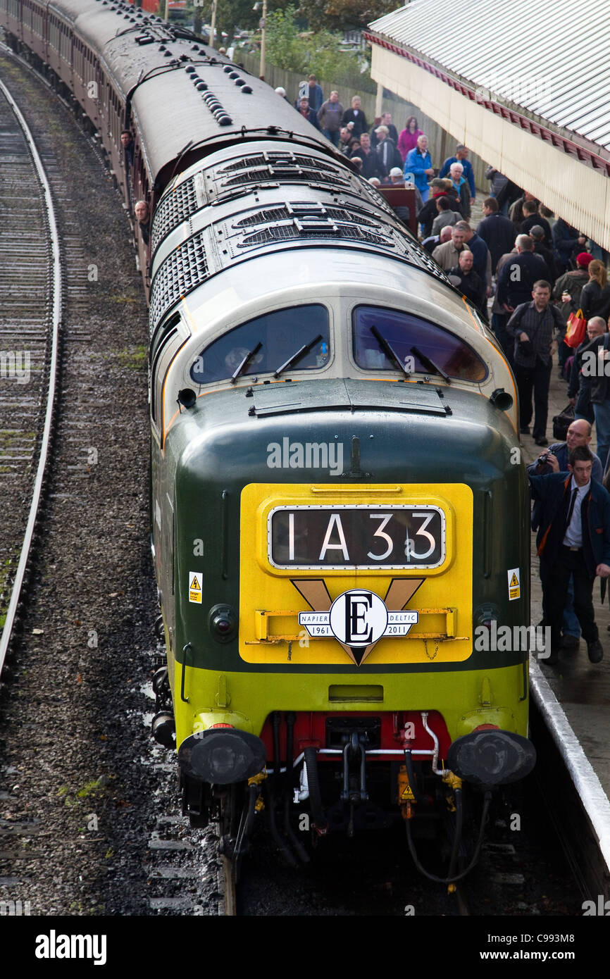 1A33 Deltic diesel train et voitures, plateforme de train bondée avec passagers à la gare Ramsbottom, East Lancashire Railway, Bury, Lancashire, Royaume-Uni Banque D'Images