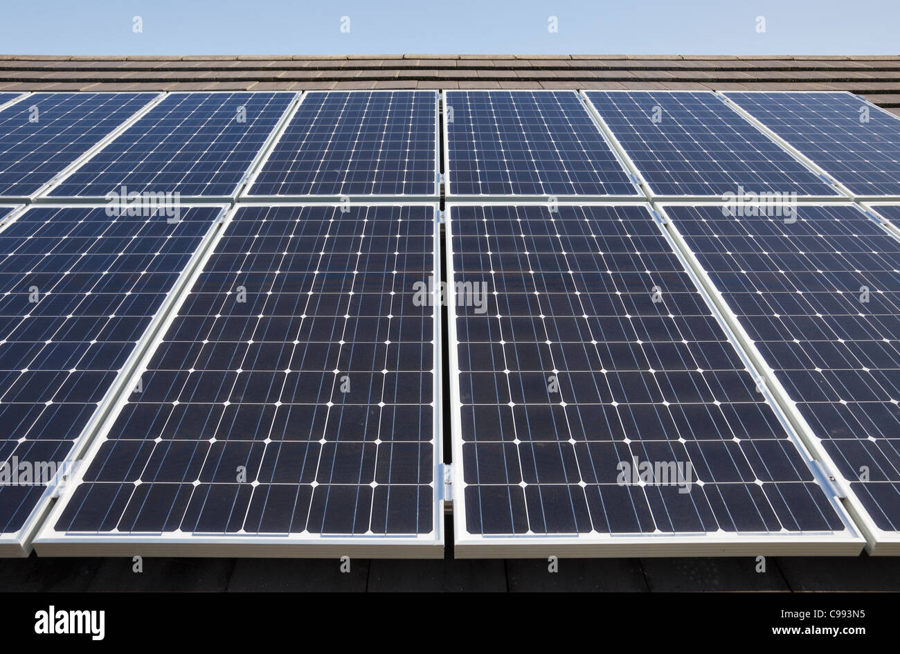 Close-up de panneaux solaires sur un toit de maison économe en énergie. La France, la Grande-Bretagne, l'Europe. Banque D'Images