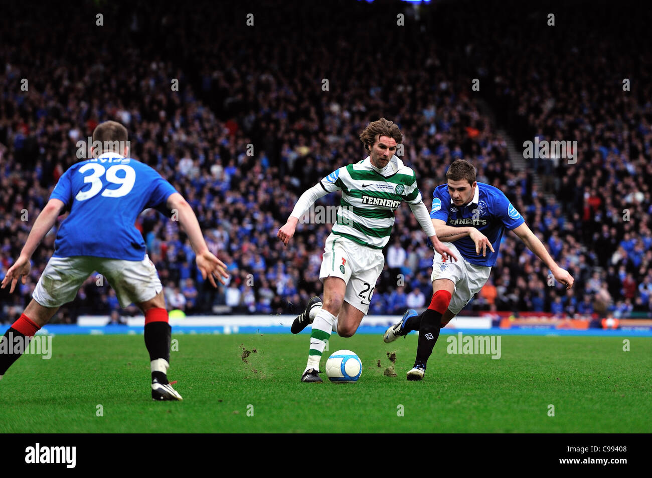 Paddy McCourt du Celtic prend sur deux défenseurs des Rangers dans la finale de Coupe de Ligue à Hampden, 2011. Banque D'Images