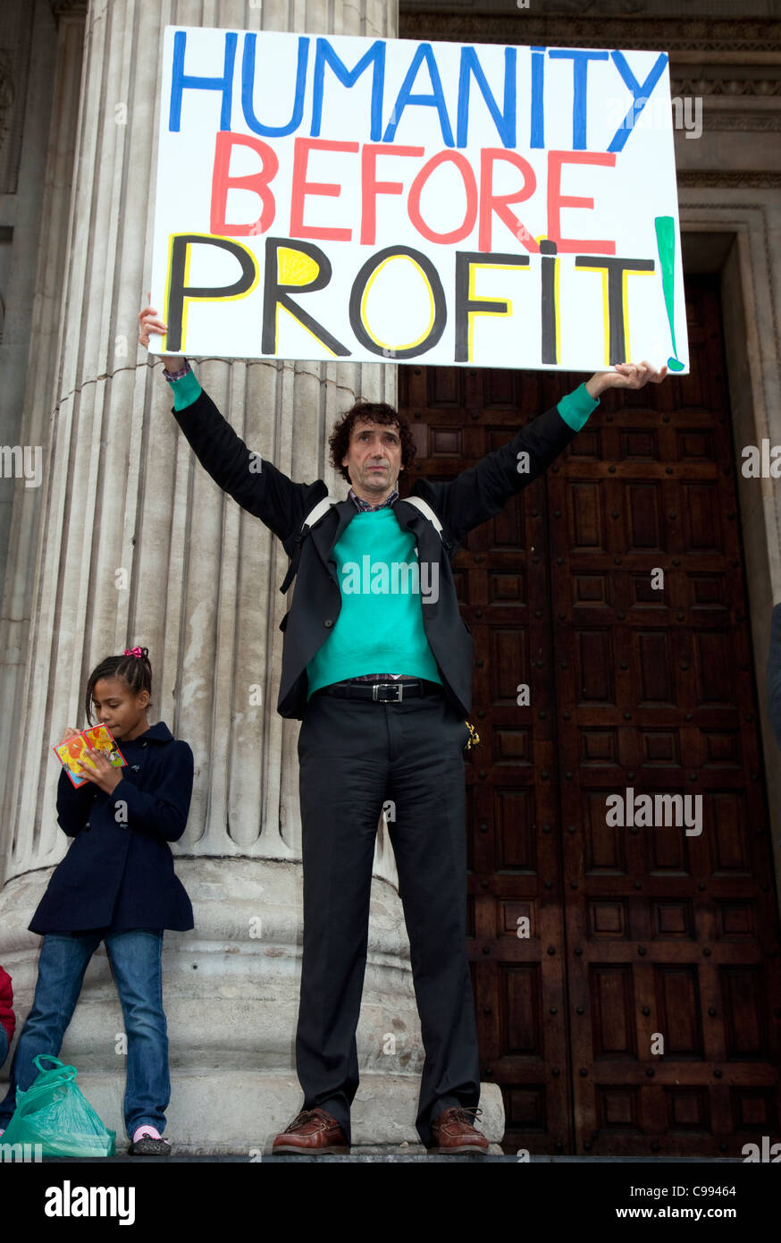 Jean-Baptists auteur et activiste français Redde avec la bannière d'Occupy London camp à l'extérieur de la Cathédrale St Paul, à Londres Banque D'Images