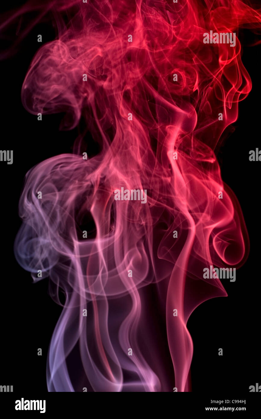 Abstract photo montrant certains fumée colorée en fond noir Banque D'Images