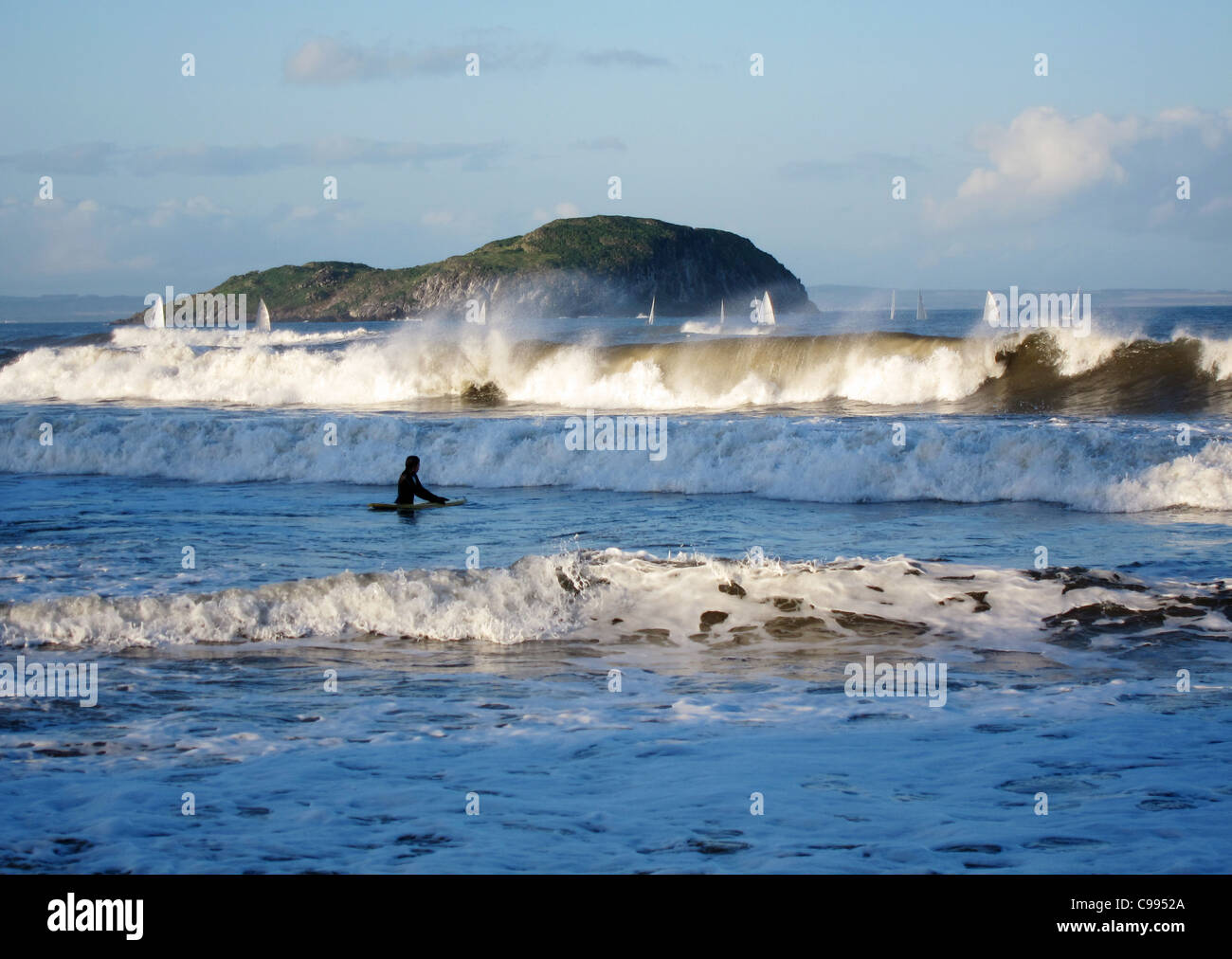 Le fracas des vagues sur la côte, à North Berwick, en Écosse, en novembre. L'île de Craigleith est dans l'arrière-plan. Banque D'Images