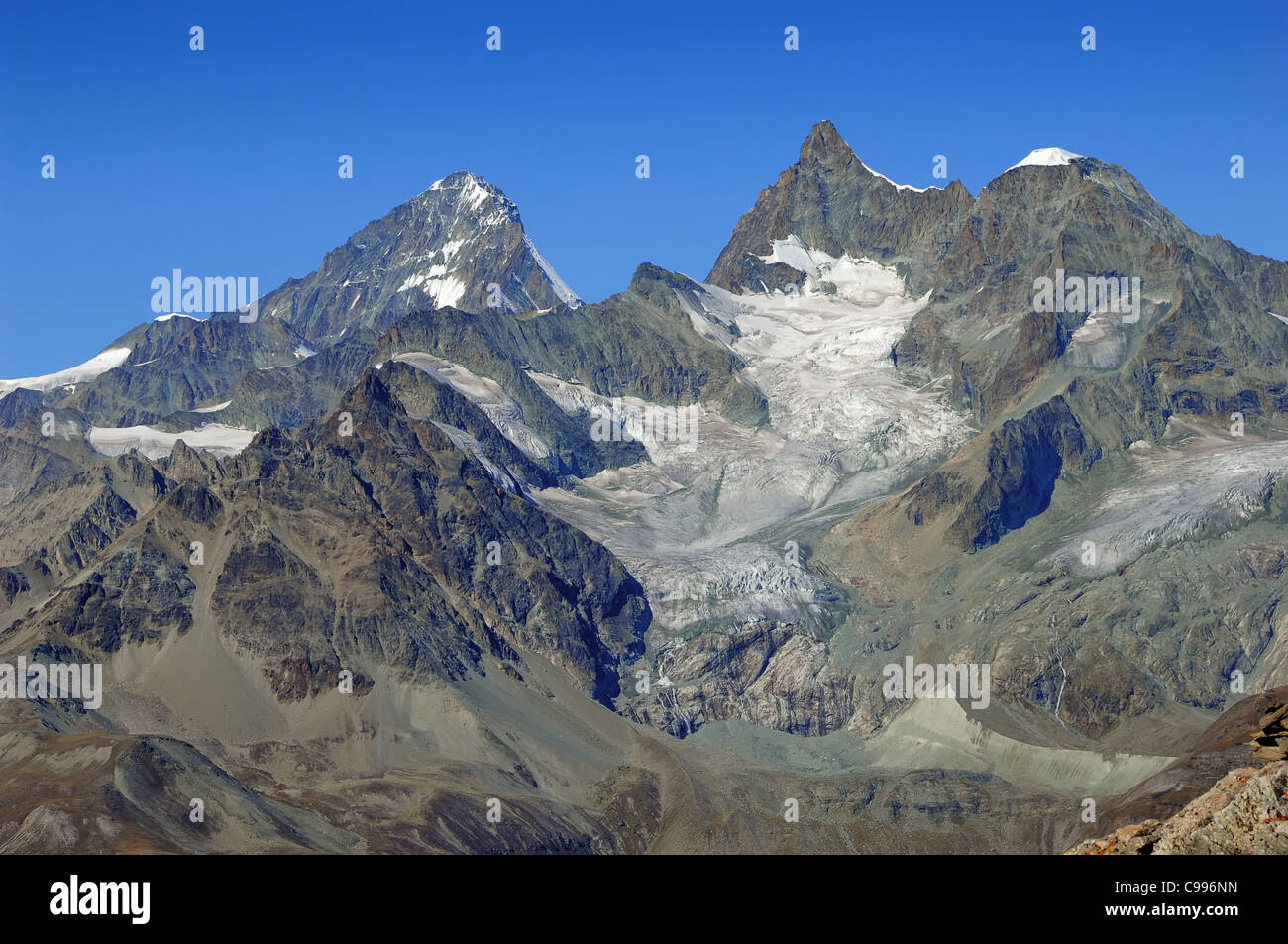 Dent Blanche avec ses glaciers surplombe le village de Zermatt dans le canton du Valais, Suisse Banque D'Images