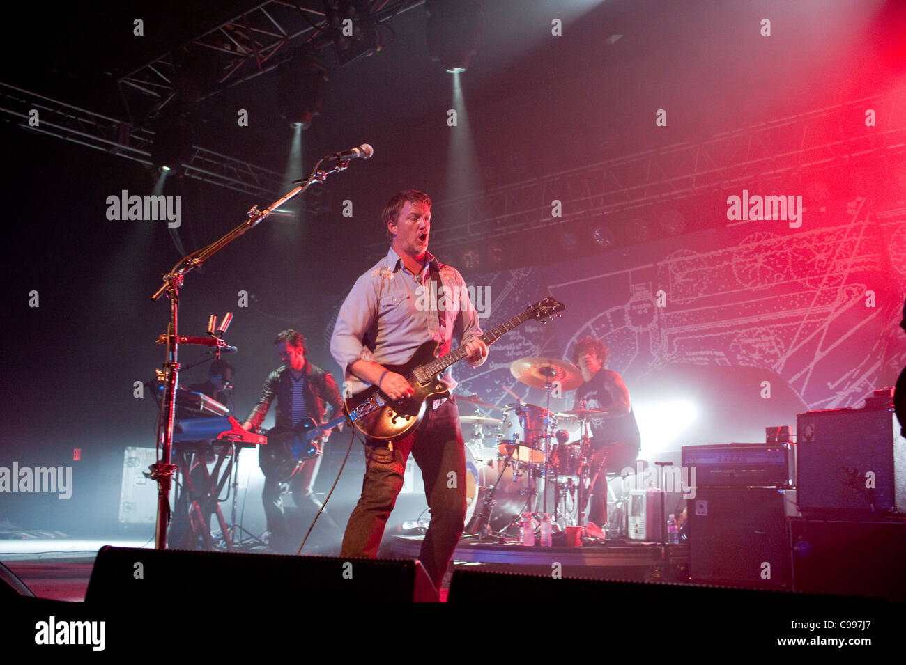 Queens of the Stone Age effectuer sur scène à Roseland à Portland, Oregon, USA le 28 juillet 2011 Banque D'Images