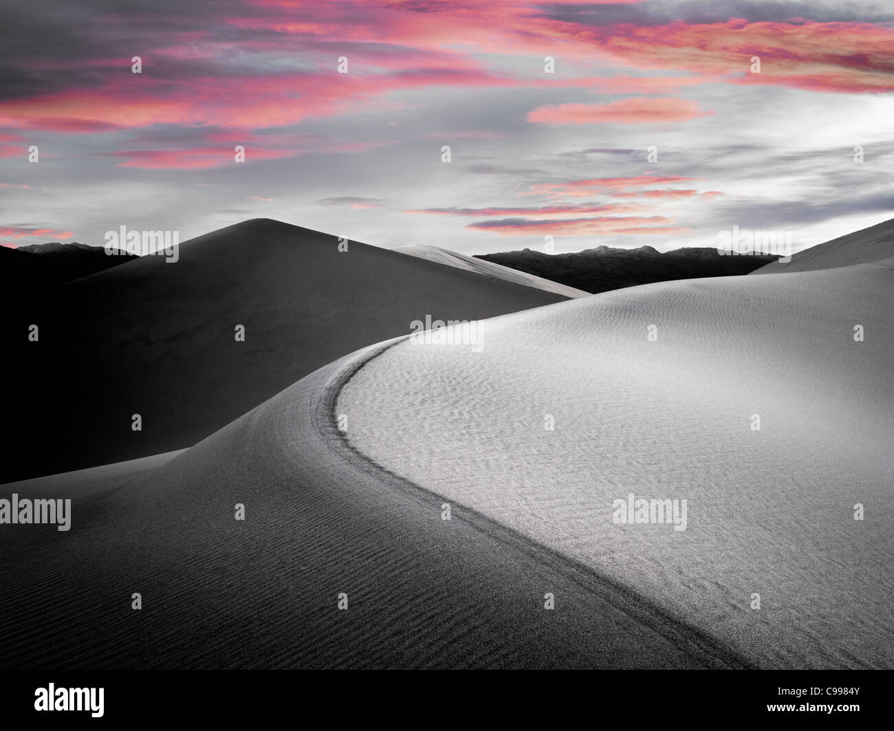 Dunes de sable et le lever du soleil à Death Valley National Park, en Californie. Sky a été ajouté Banque D'Images