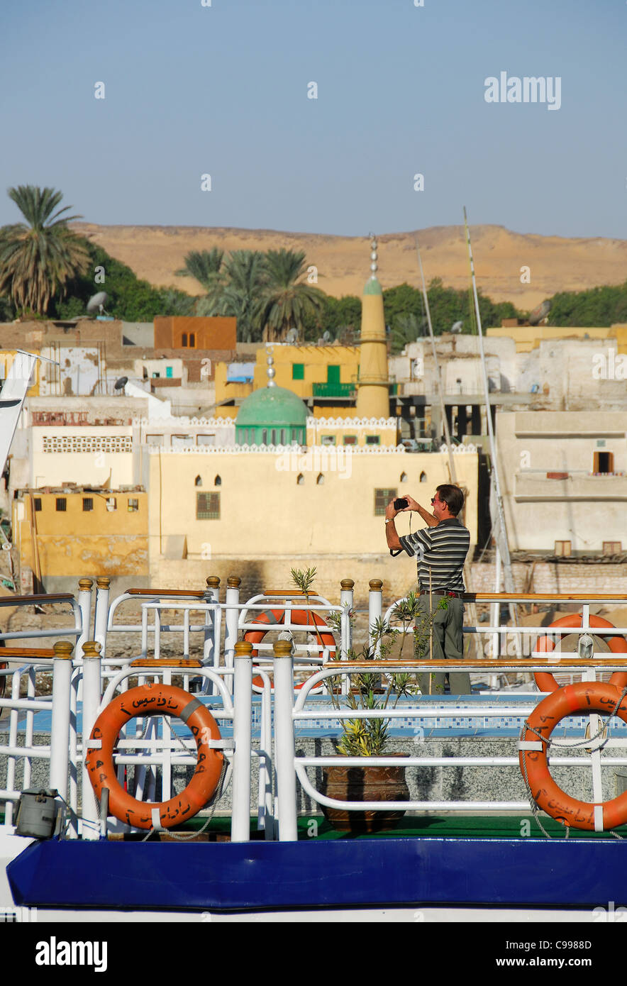Assouan, Egypte. Un touriste de prendre une photo de l'île Eléphantine depuis le pont d'un bateau croisière sur le Nil. L'année 2009. Banque D'Images