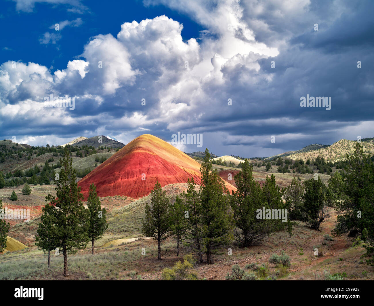 Red Hill et les nuages. Collines peintes, John Day Fossil jumeaux National Monument, Colorado Banque D'Images