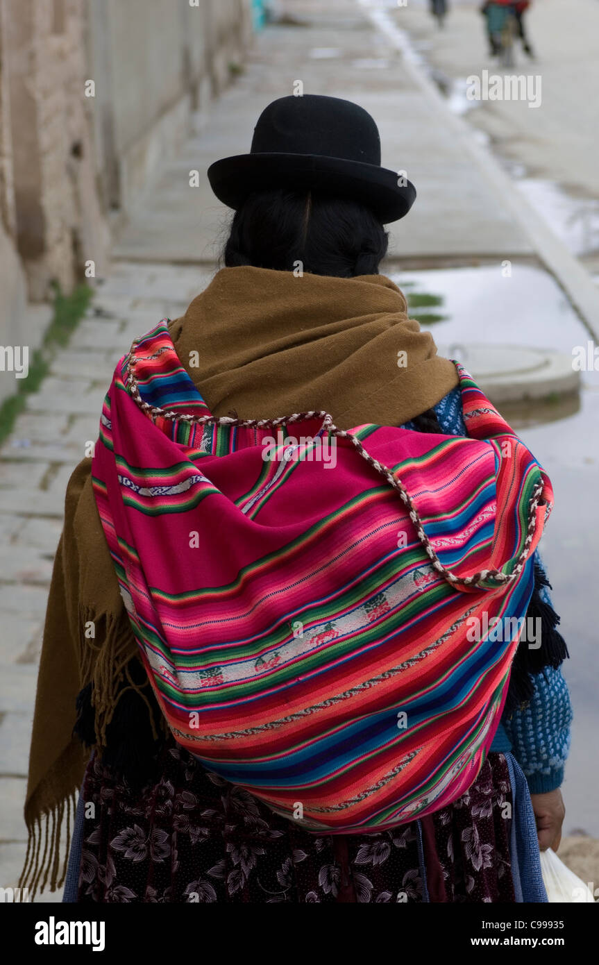 La Bolivie a la plus forte proportion des peuples indiens de l'Amérique du  Sud et presque toutes les femmes portent des vêtements traditionnels Photo  Stock - Alamy