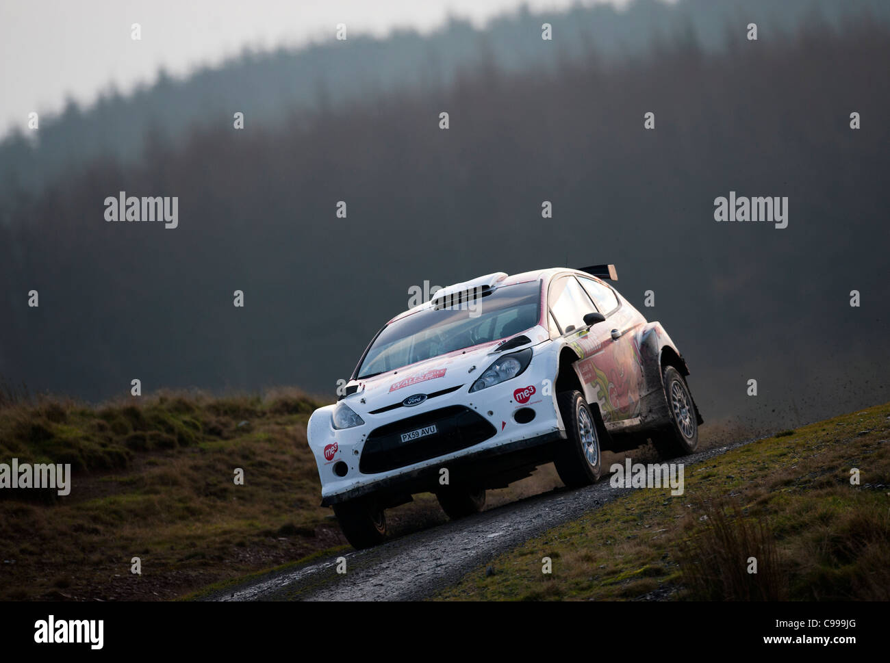Une voiture de rallye est vu pendant une étape du Rallye du Pays de Galles GBR Novembre 2011 Banque D'Images