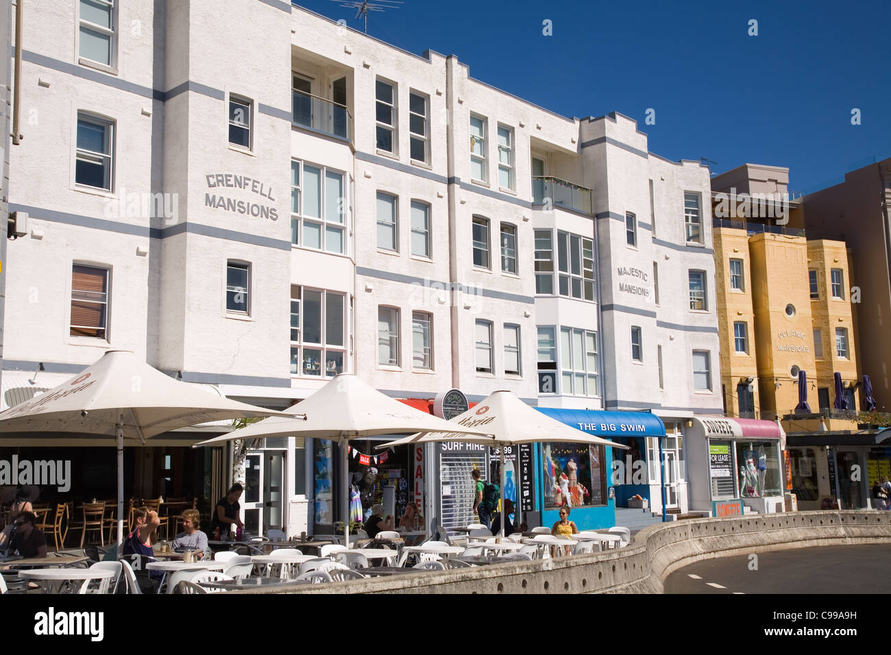 Boutiques et cafés sur Campbell Parade à Bondi Beach. Sydney, New South Wales, Australia Banque D'Images