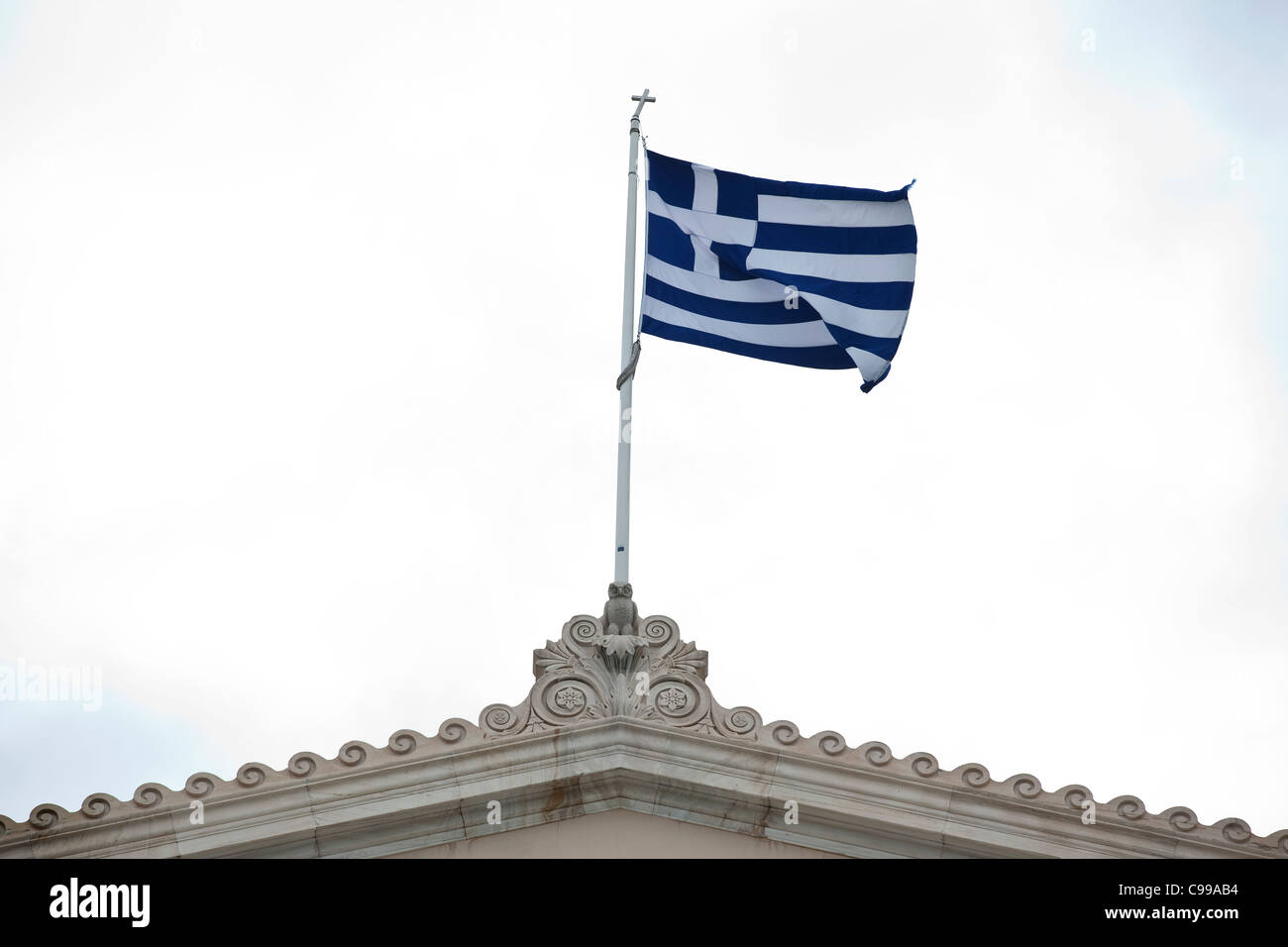 Drapeau national grec sur l'édifice du Parlement sur la place Syntagma, Athènes, Grèce. Photo:Jeff Gilbert Banque D'Images