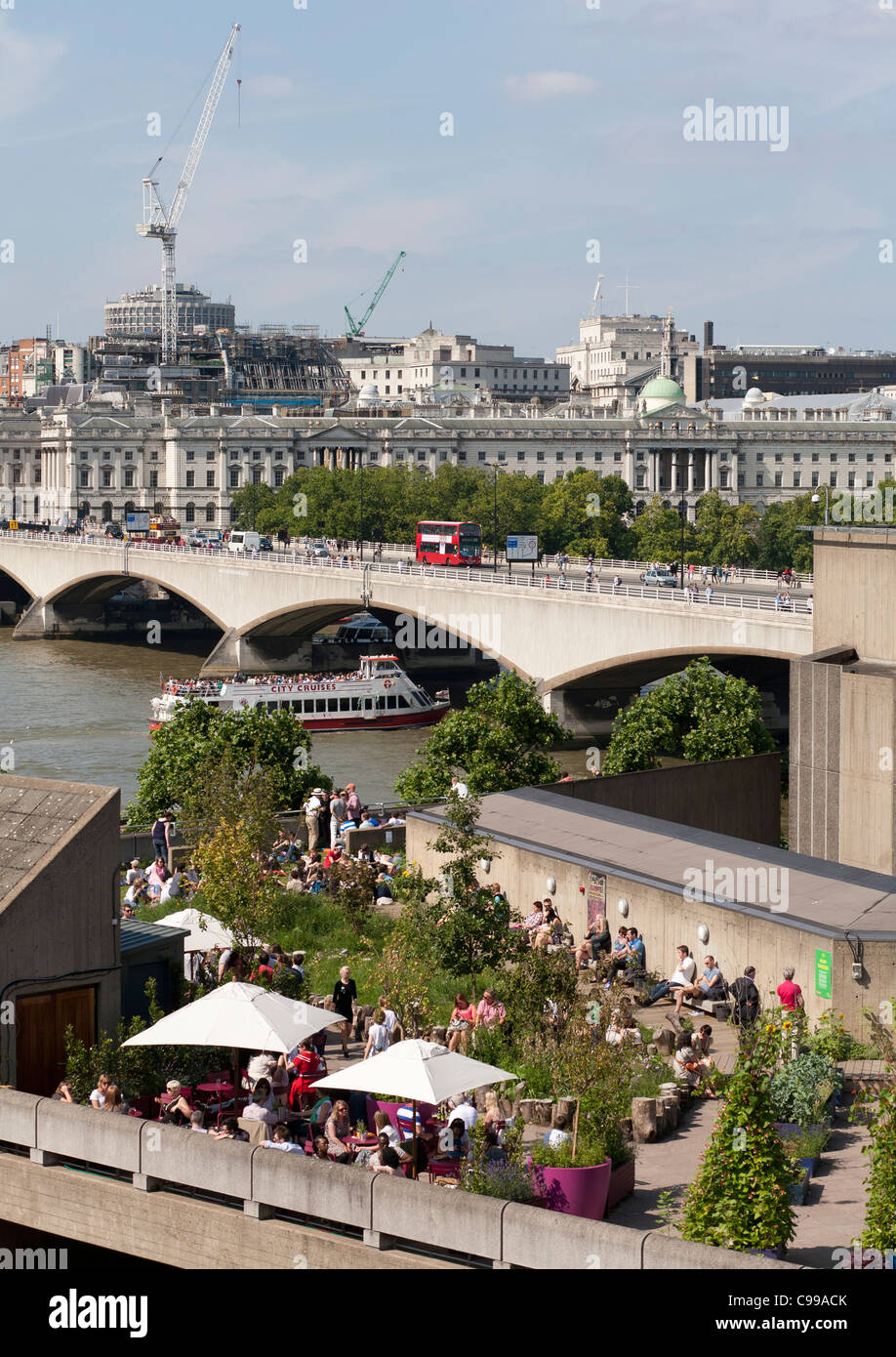 Sur le toit du Queen Elizabeth Hall, le London's South Bank. Banque D'Images