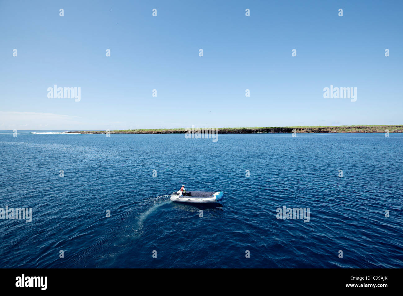 Canot prêt à prendre un groupe de touristes d'un navire de croisière à l'île Seymour Nord, Galapagos, Equateur. Banque D'Images