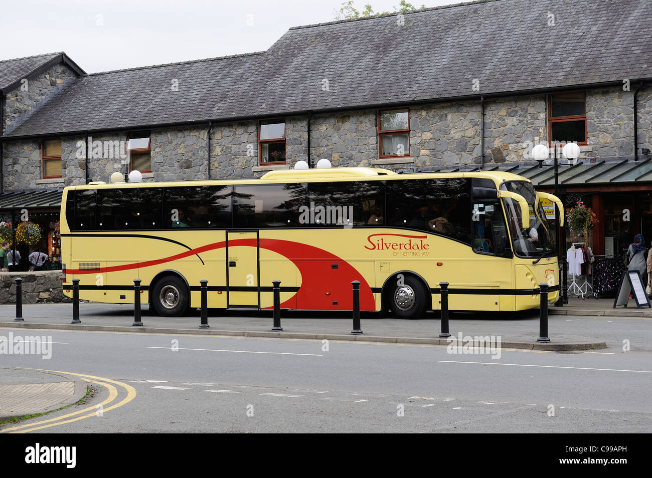 Betws-Y-coed silverdale luxury tour coach bus ramasser des passagers pour le voyage de retour à Nottingham en Angleterre uk Banque D'Images