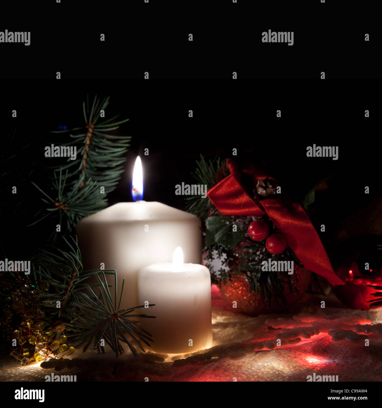 Close-up d'épinettes et de bougies à la nuit Banque D'Images