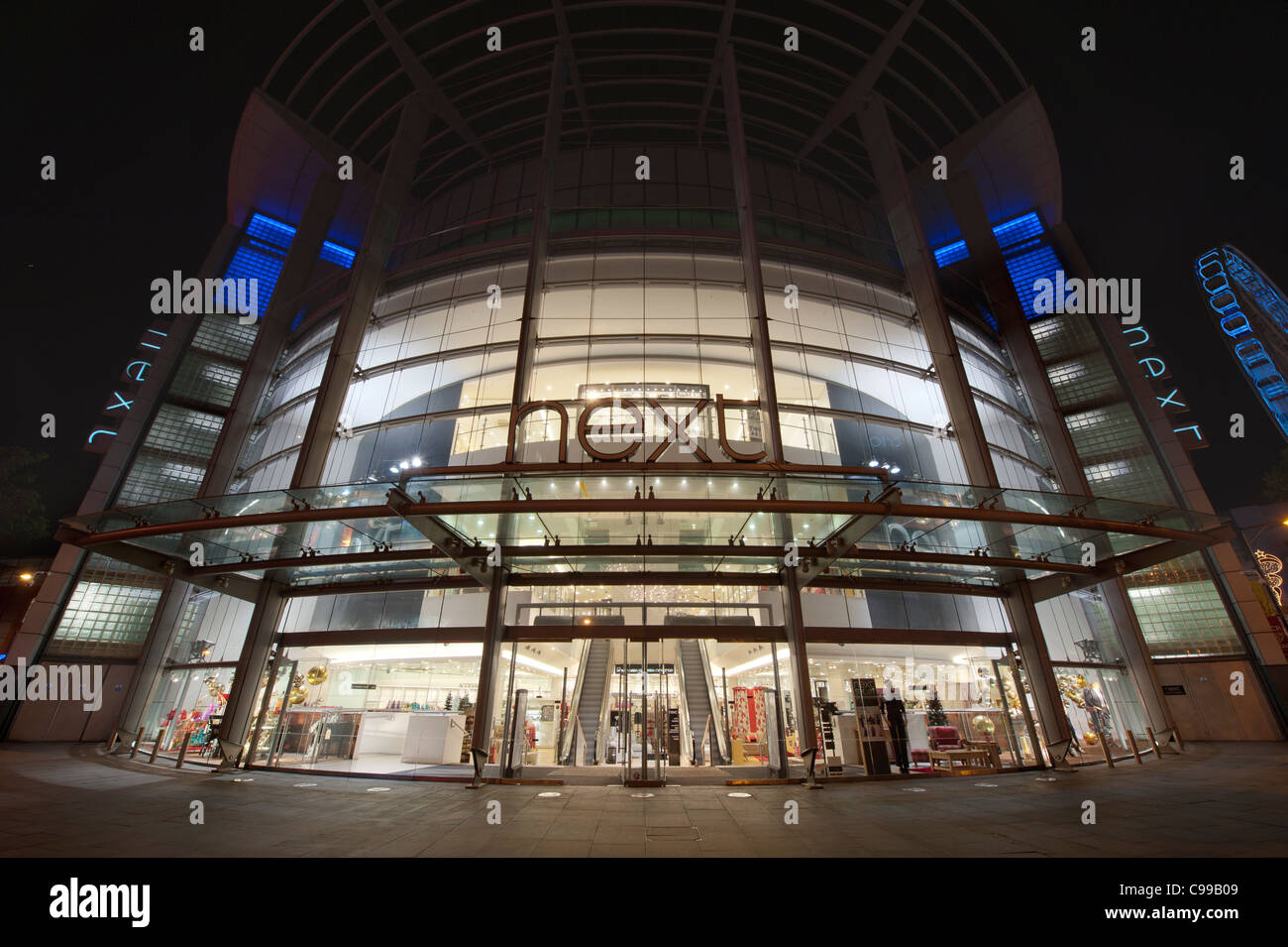 Une nuit de temps a l'entrée / storefront pour le prochain flagship store à Manchester avec aucun peuple (usage éditorial uniquement). Banque D'Images