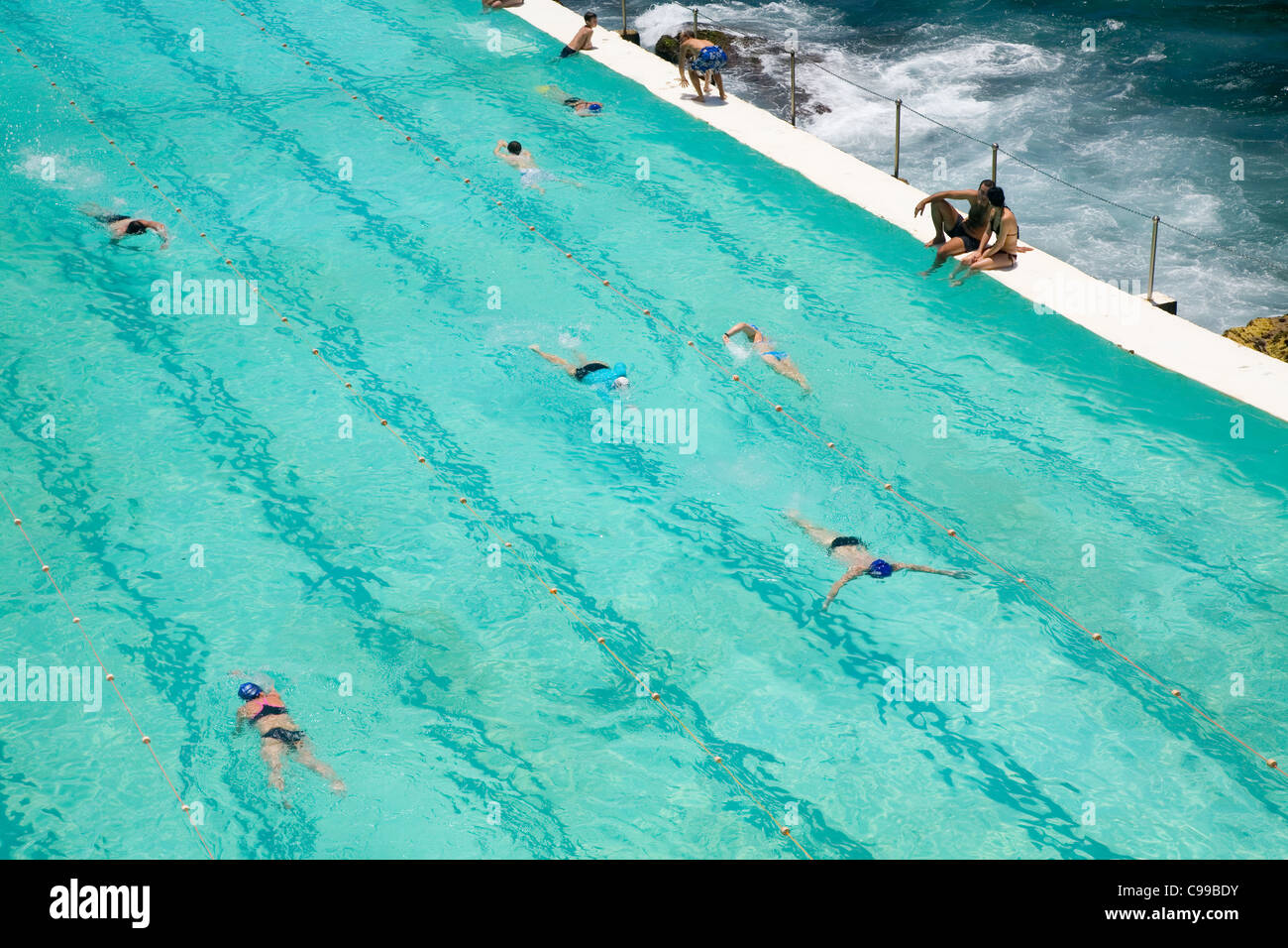 Les nageurs à l'Icebergs de Bondi piscine, également connu sous le nom de thermes de Bondi. Bondi Beach, Sydney, New South Wales, Australia Banque D'Images