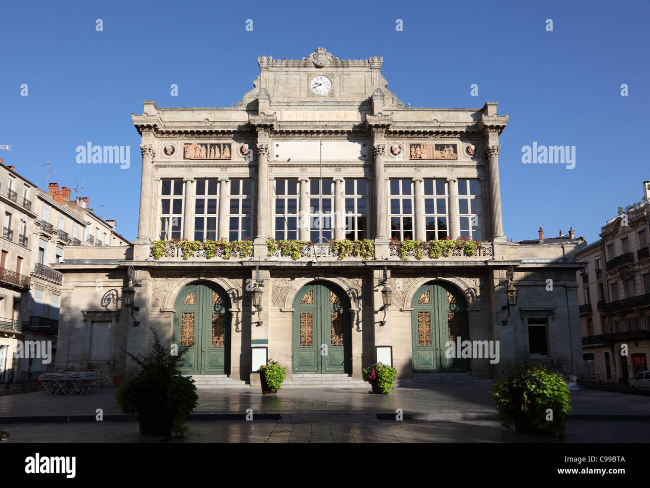 Façade classique du Théâtre Municipal à Béziers, dans le sud de la France Banque D'Images