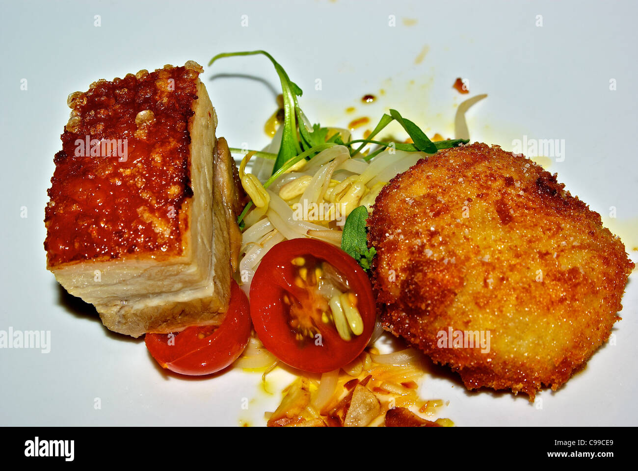 Peau croustillante de maquereau fumé porc coriandre beignet haricot germé salade tomate cerise écrou macdamia Banque D'Images