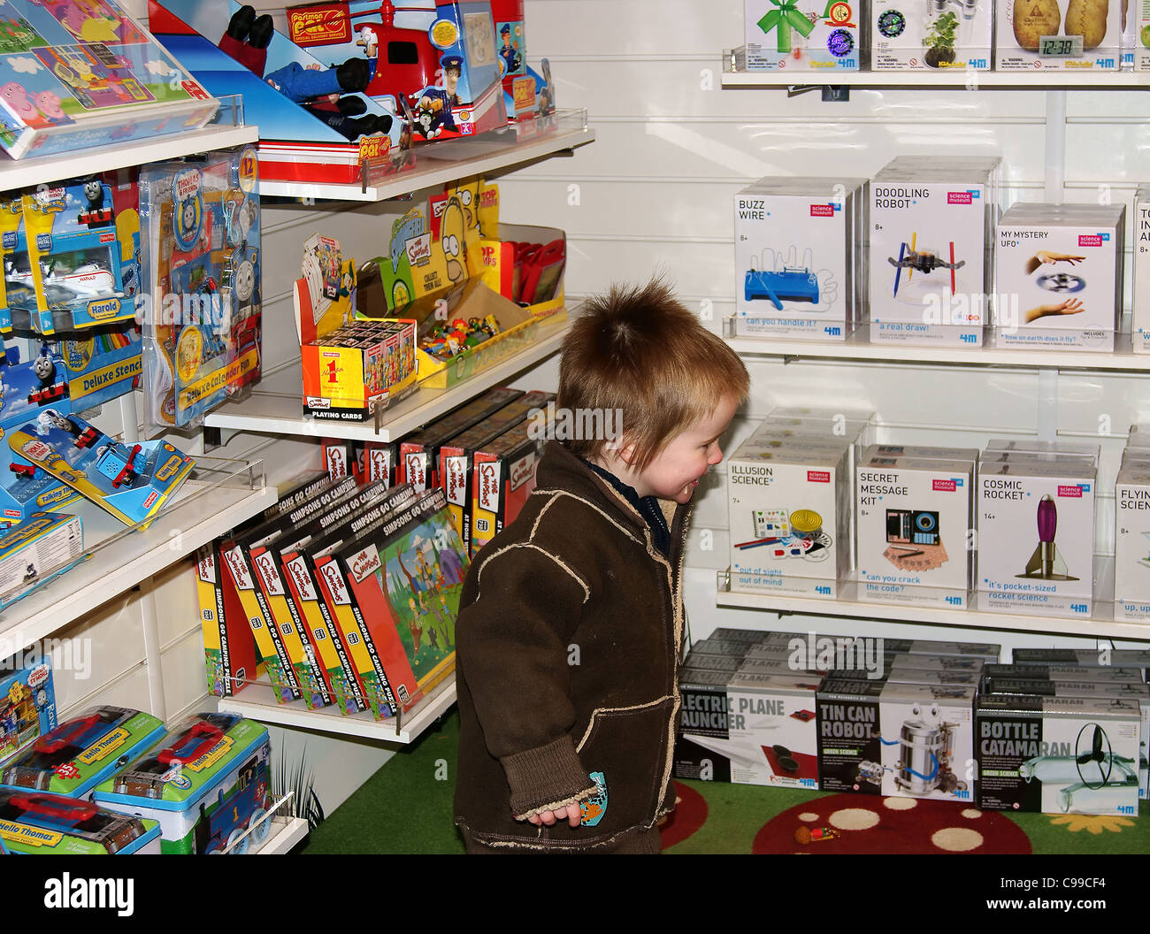 Tout-petit dans un magasin de jouets Banque D'Images