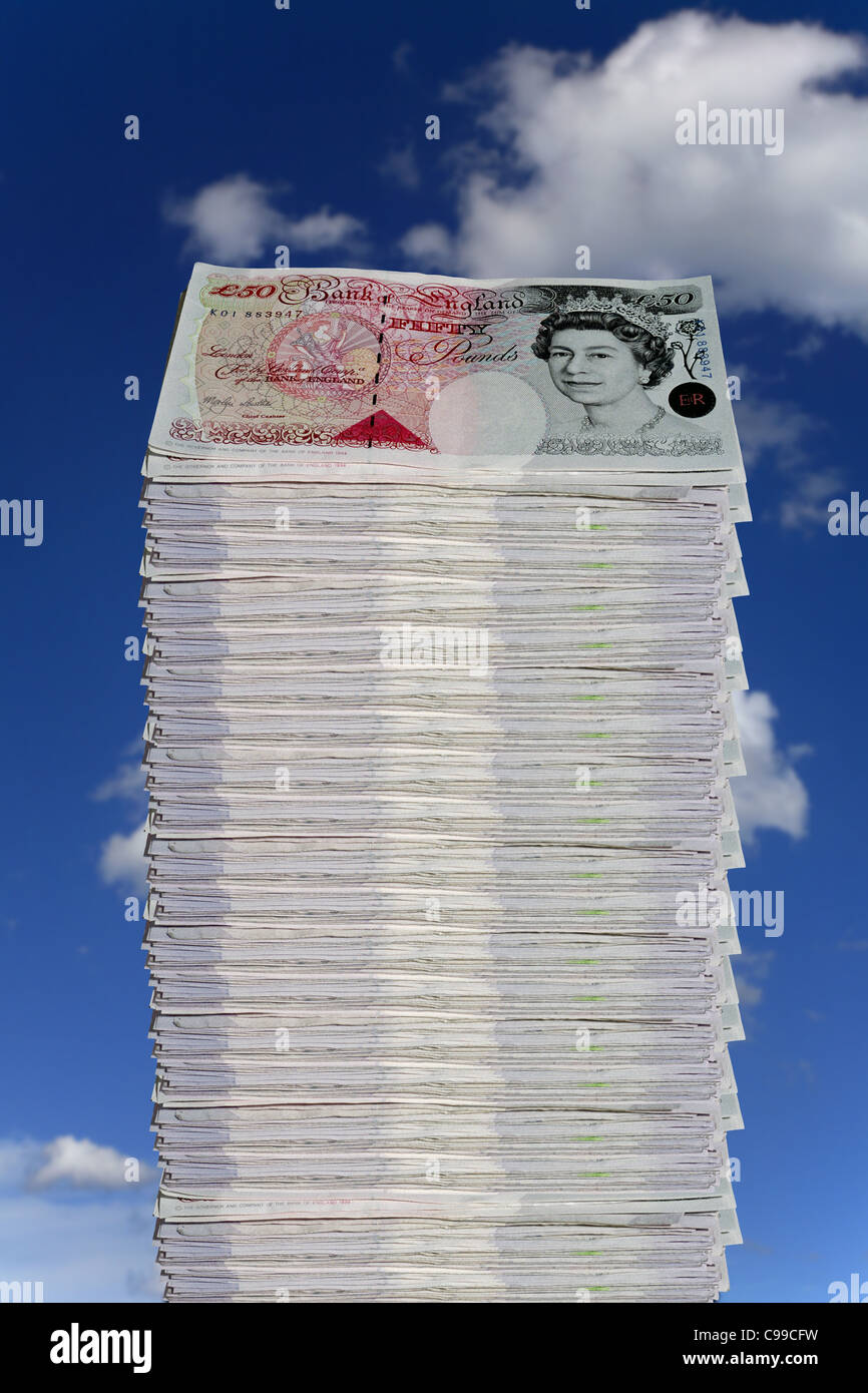Pile de billets de banque britannique contre un fond de ciel. Banque D'Images
