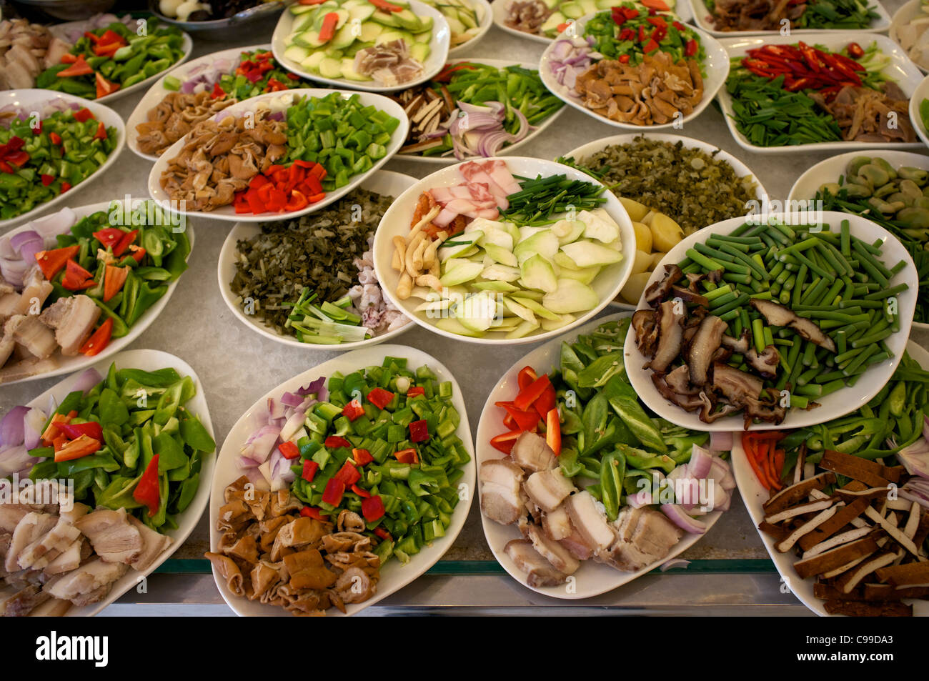Avant la cuisson des plats chinois dans un restaurant de Taizhou, Zhejiang, Chine. 08-Nov-2011 Banque D'Images