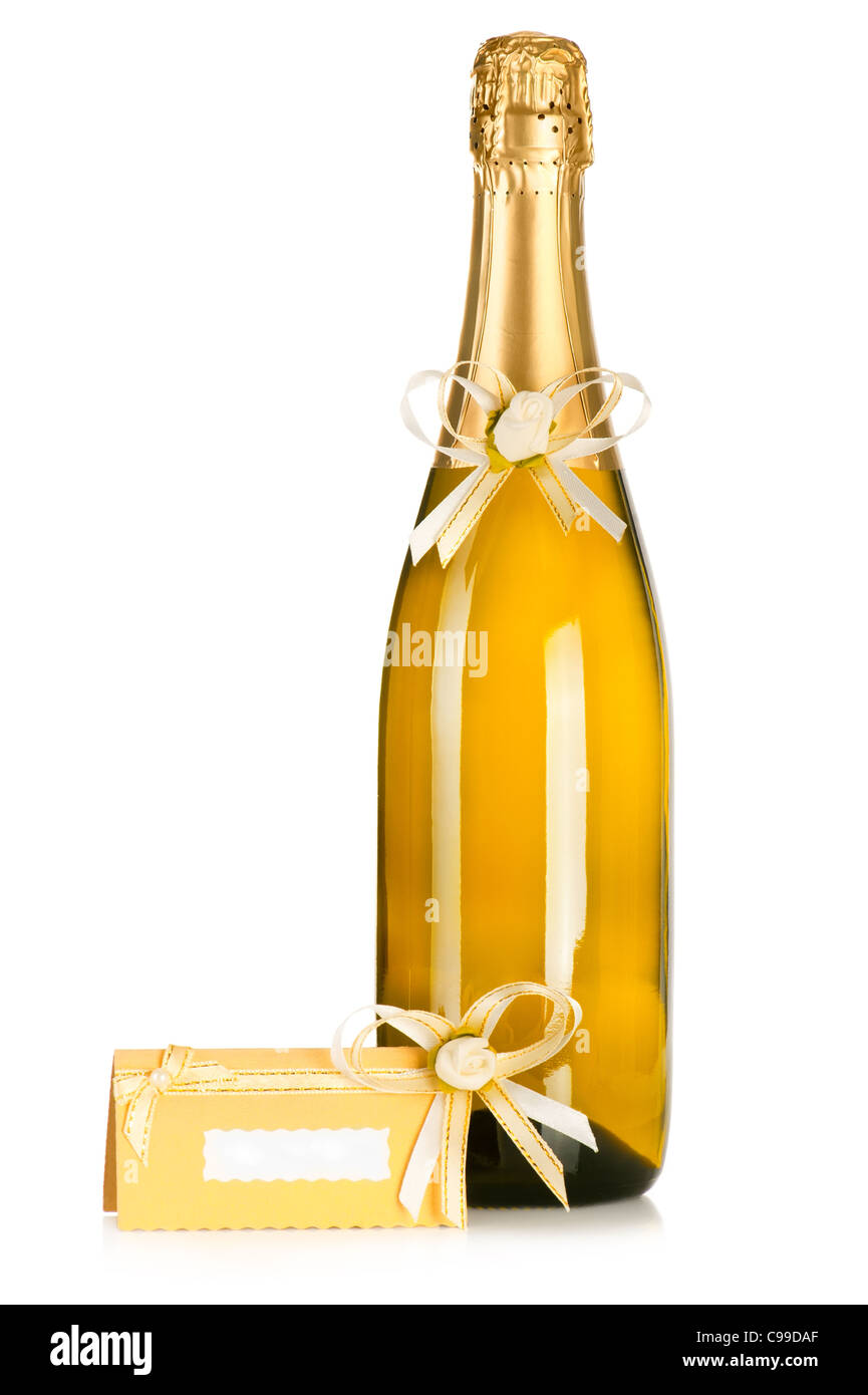 Bouteille de champagne bouchonné avec boutonnière fleurs Décoration de mariage et carte d'invitation sur fond blanc Banque D'Images