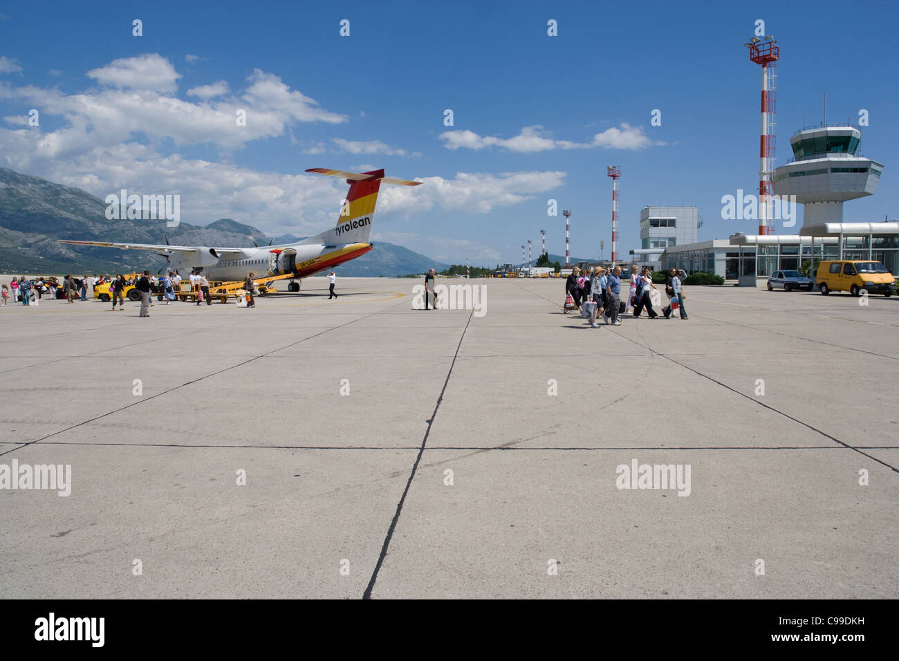 L'aéroport de Dubrovnik : avion et passagers sur l'aire Banque D'Images