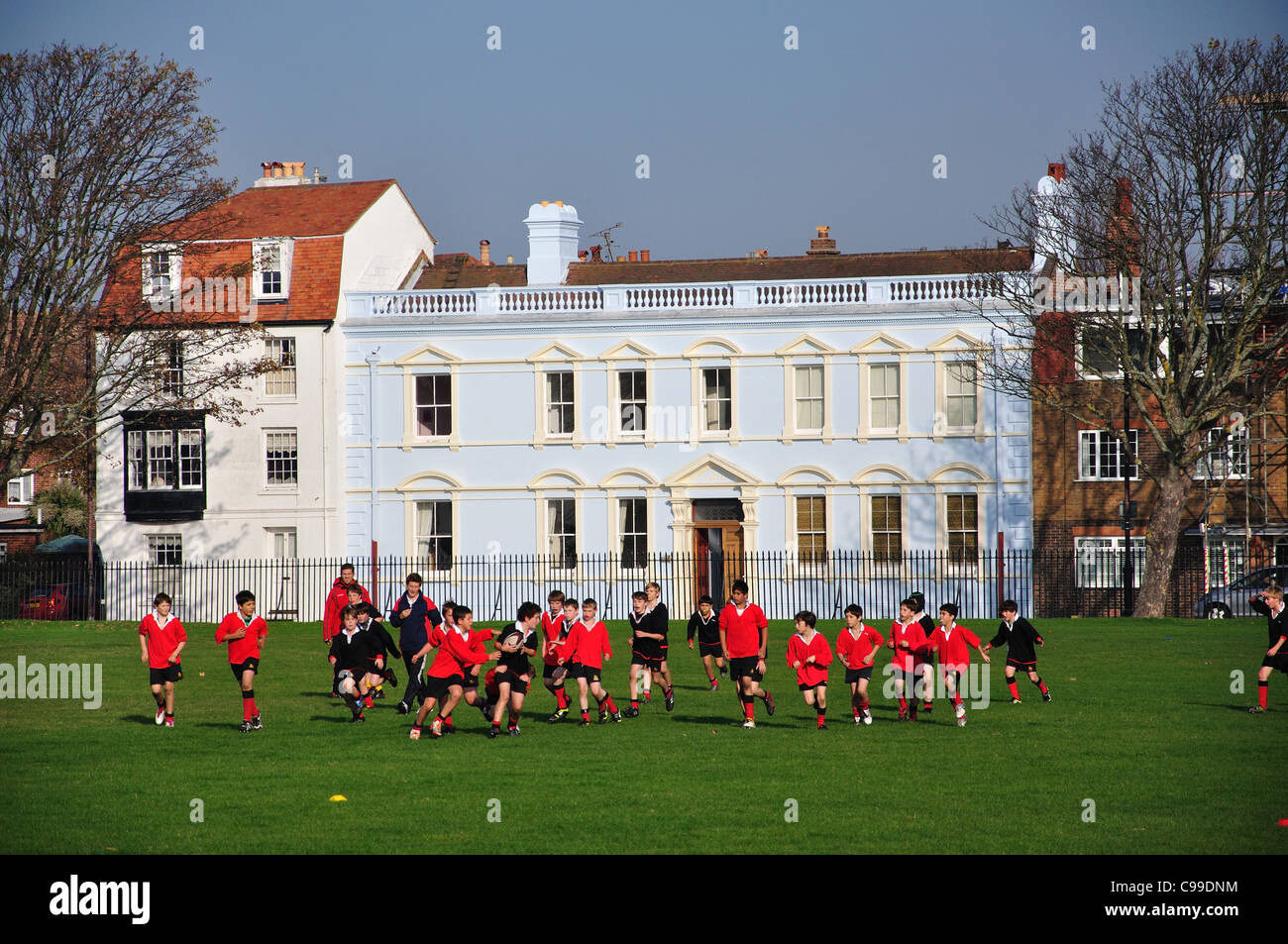 Les garçons à jouer au rugby sur les terrains de la Marine royale, Vieux Portsmouth, Portsmouth, Hampshire, Angleterre, Royaume-Uni Banque D'Images