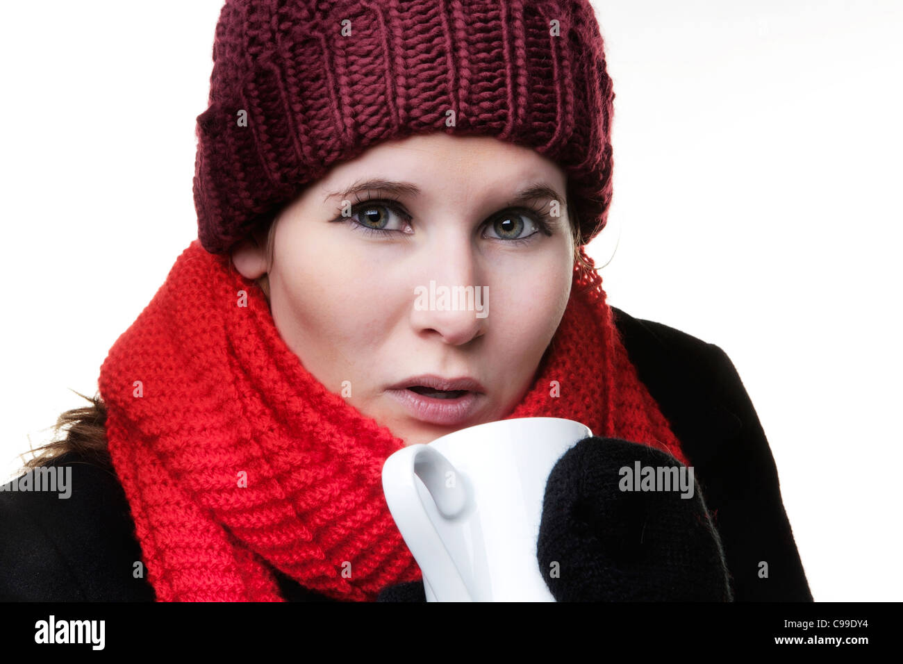 Femme à froid dans les vêtements d'hiver de boire une boisson chaude pour garder au chaud Banque D'Images