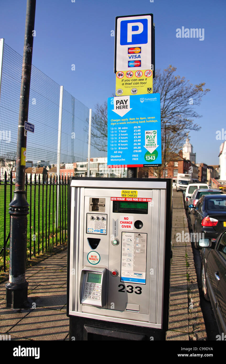 Payer et Afficher street parking meter sur Pembroke Road, Portsmouth, Portsmouth, Hampshire, Angleterre, Royaume-Uni Banque D'Images