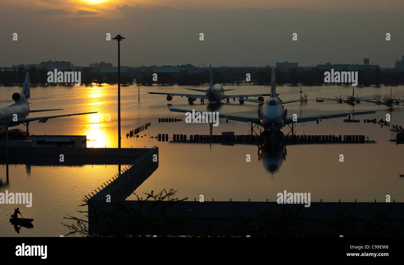 L'artisanat de l'air s'asseoir et surround par la montée des eaux à l'intérieur fermé l'aéroport Don Muang, à Bangkok, Thaïlande. Banque D'Images