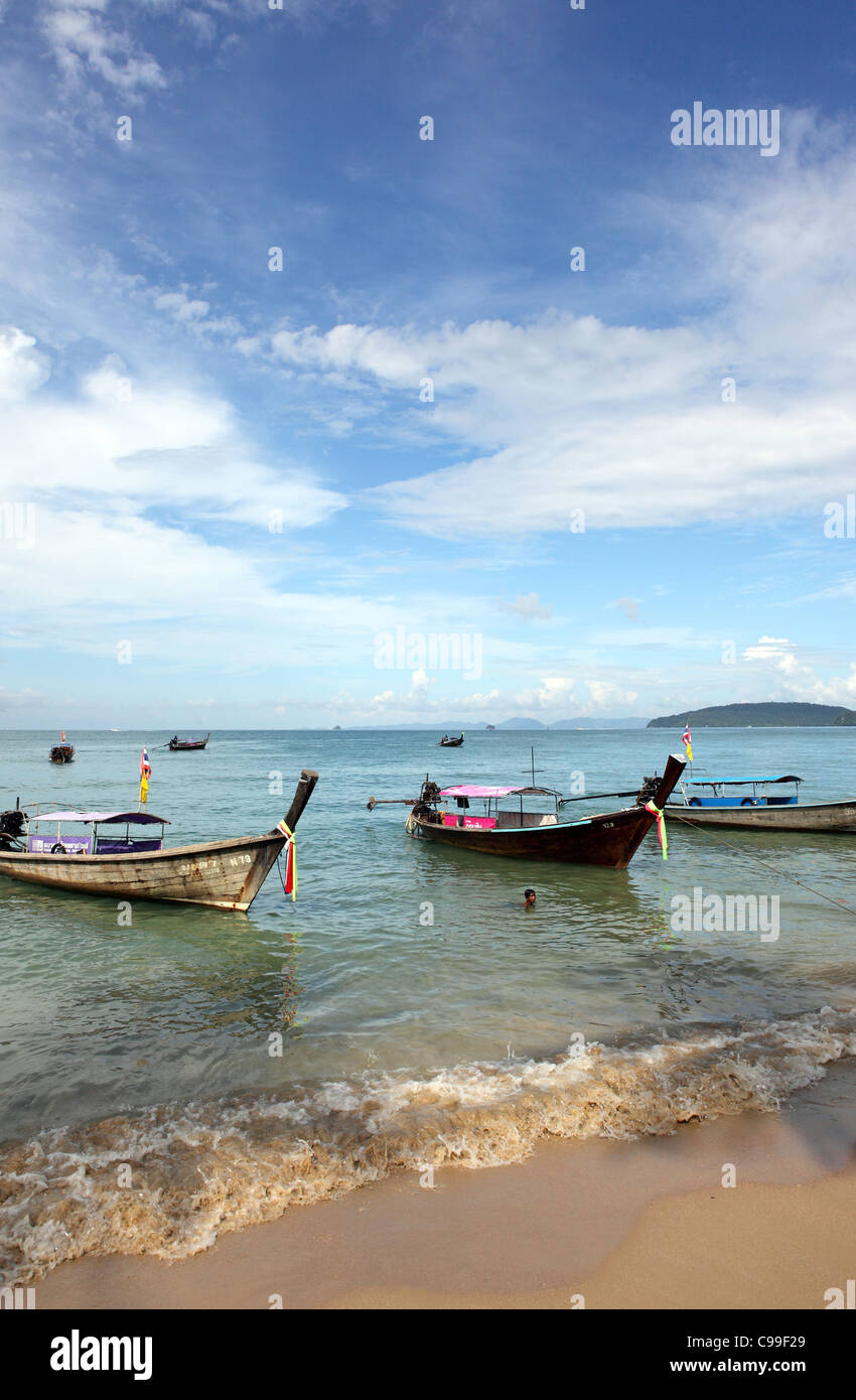 Des bateaux à longue queue de la plage Ao Nang de Krabi, Thaïlande Banque D'Images