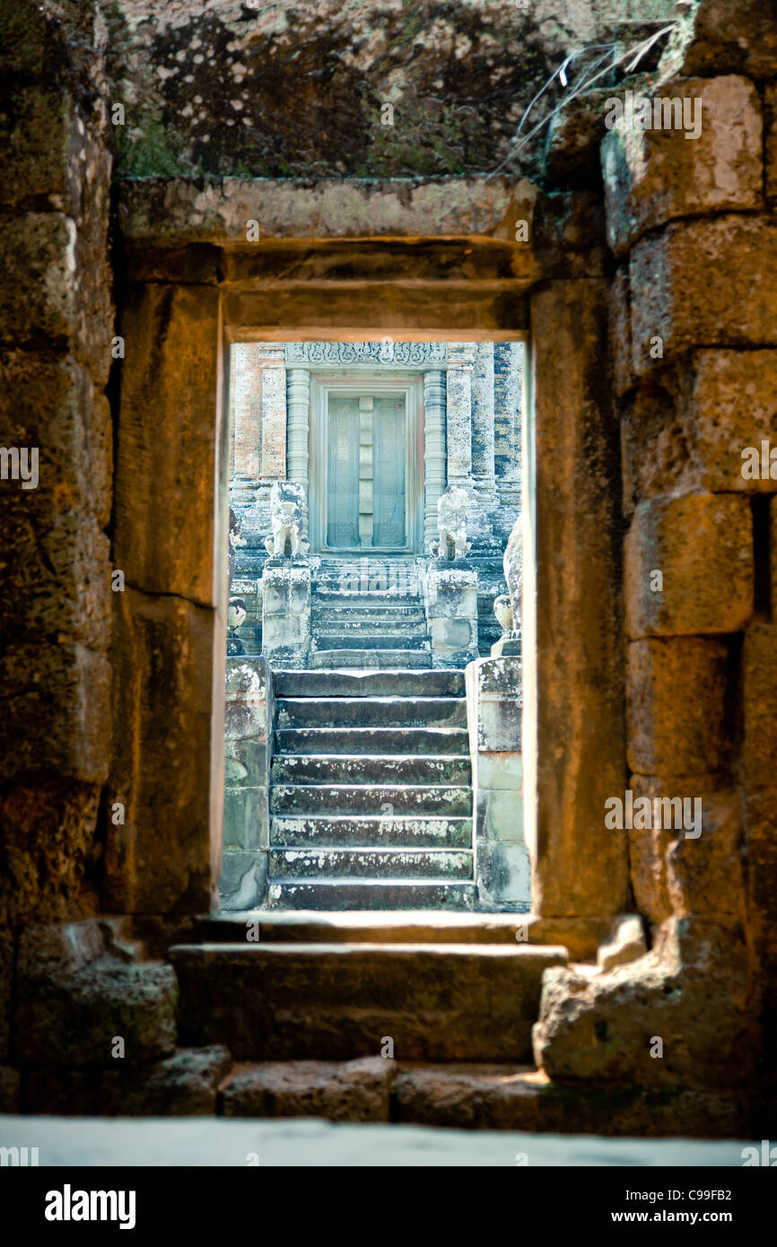 La porte de l'ancien bâtiment en ruine à Angkor Wat, au Cambodge. Banque D'Images