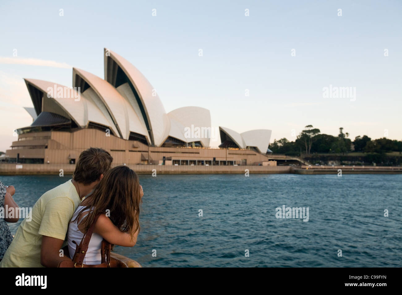 Un couple s'ouvrent sur le port à l'Opéra de Sydney. Sydney, New South Wales, Australia Banque D'Images
