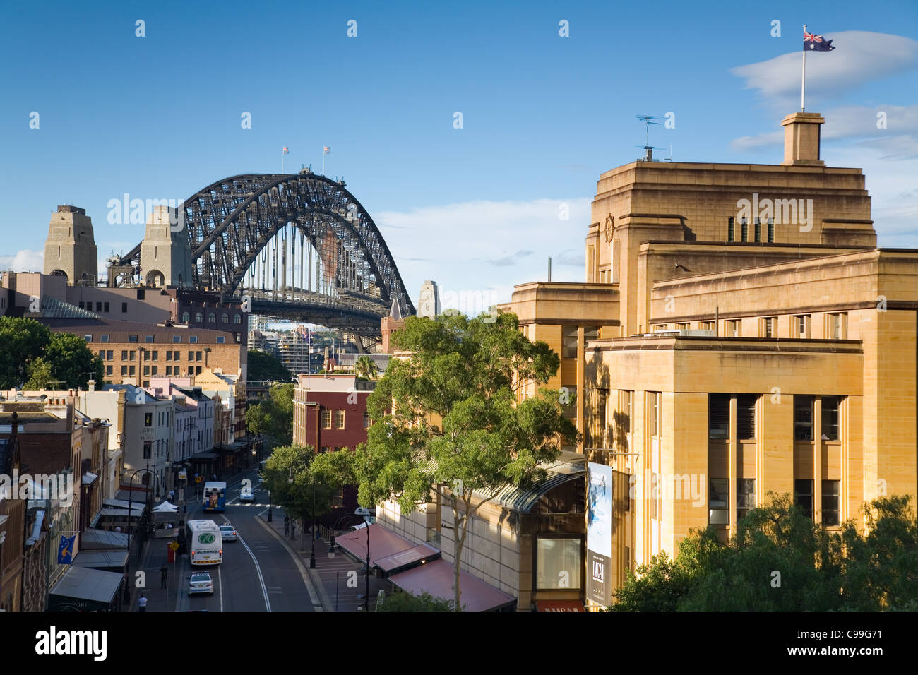 Voir l'historique le long de la rue George dans les rochers, avec Sydney Harbour Bridge au-delà. Sydney, New South Wales, Australia Banque D'Images