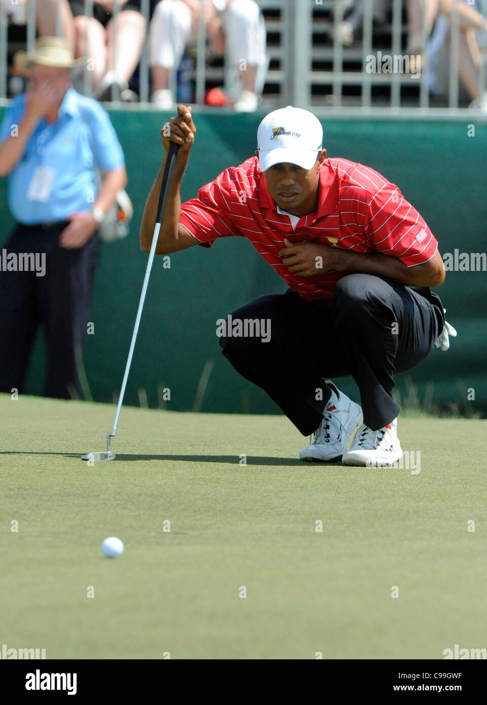 18.11.2011, Melbourne, Australie. Tiger Woods s'aligne d'un coup de départ à la Coupe des Présidents. Verset de l'Amérique du reste du monde à l'exception de l'Europe joué au Royal Melbourne Golf Club. Banque D'Images