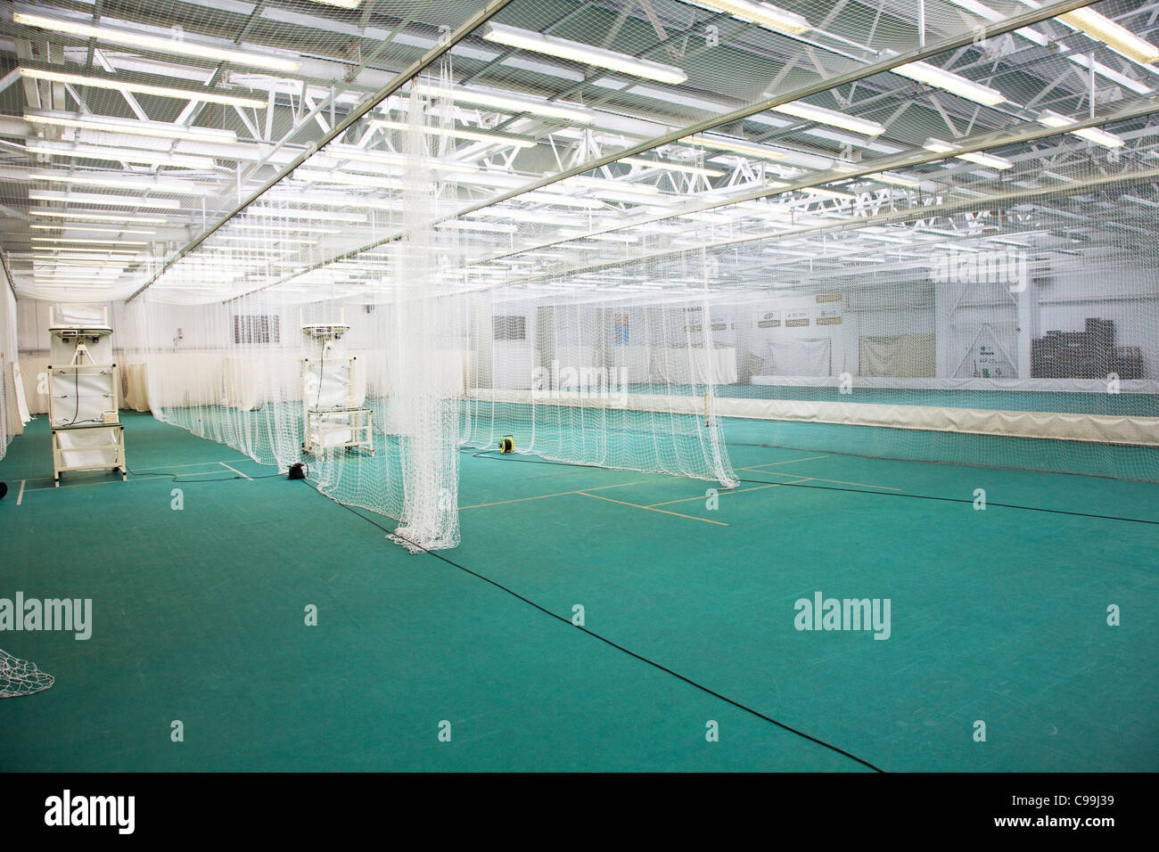 À l'intérieur des filets de cricket Yorkshire County Cricket Club, Headingley. Banque D'Images