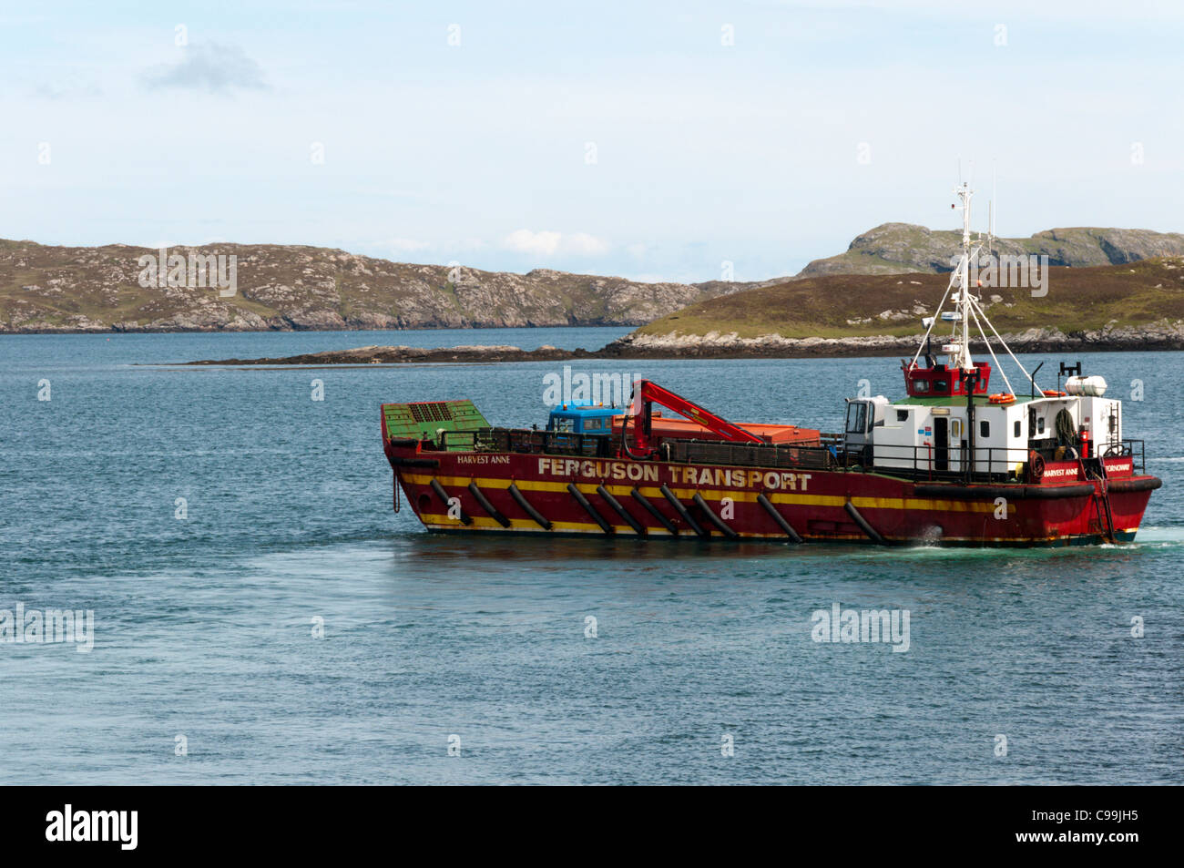 La récolte "Anne", un petit roll-on roll-off ferry pour le transport, l'approche d'Ardmhor Ferguson sur l'île de Barra. Banque D'Images