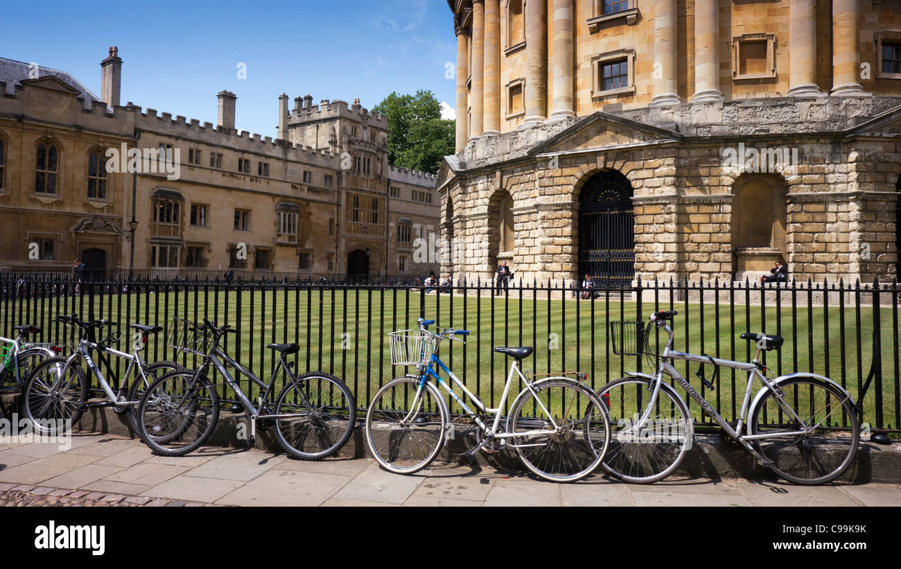 Cycles, Radcliffe Camera, Oxford, Oxfordshire, Angleterre Banque D'Images