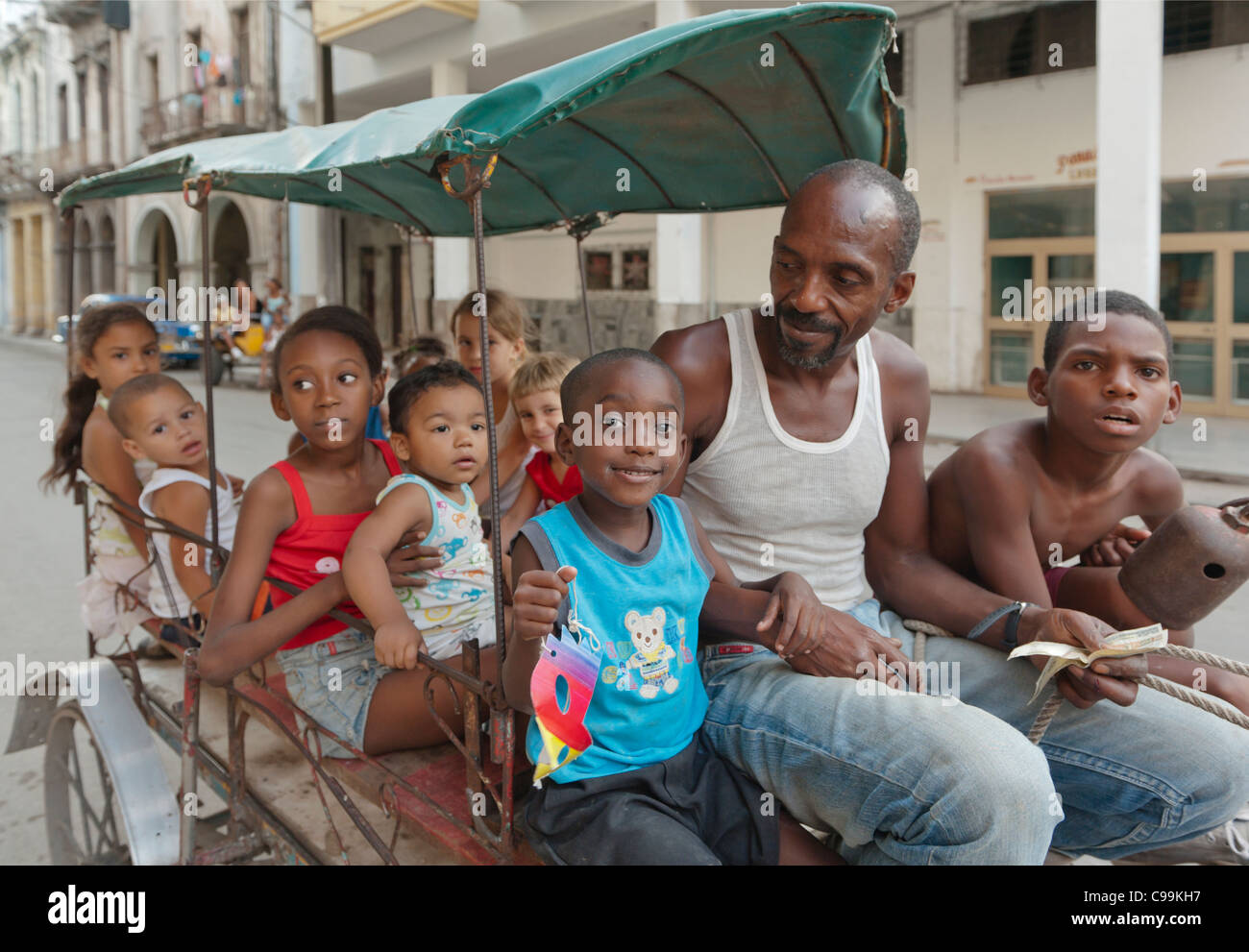 Les enfants sur une charrette à âne Vieja Cuba La Havane Banque D'Images
