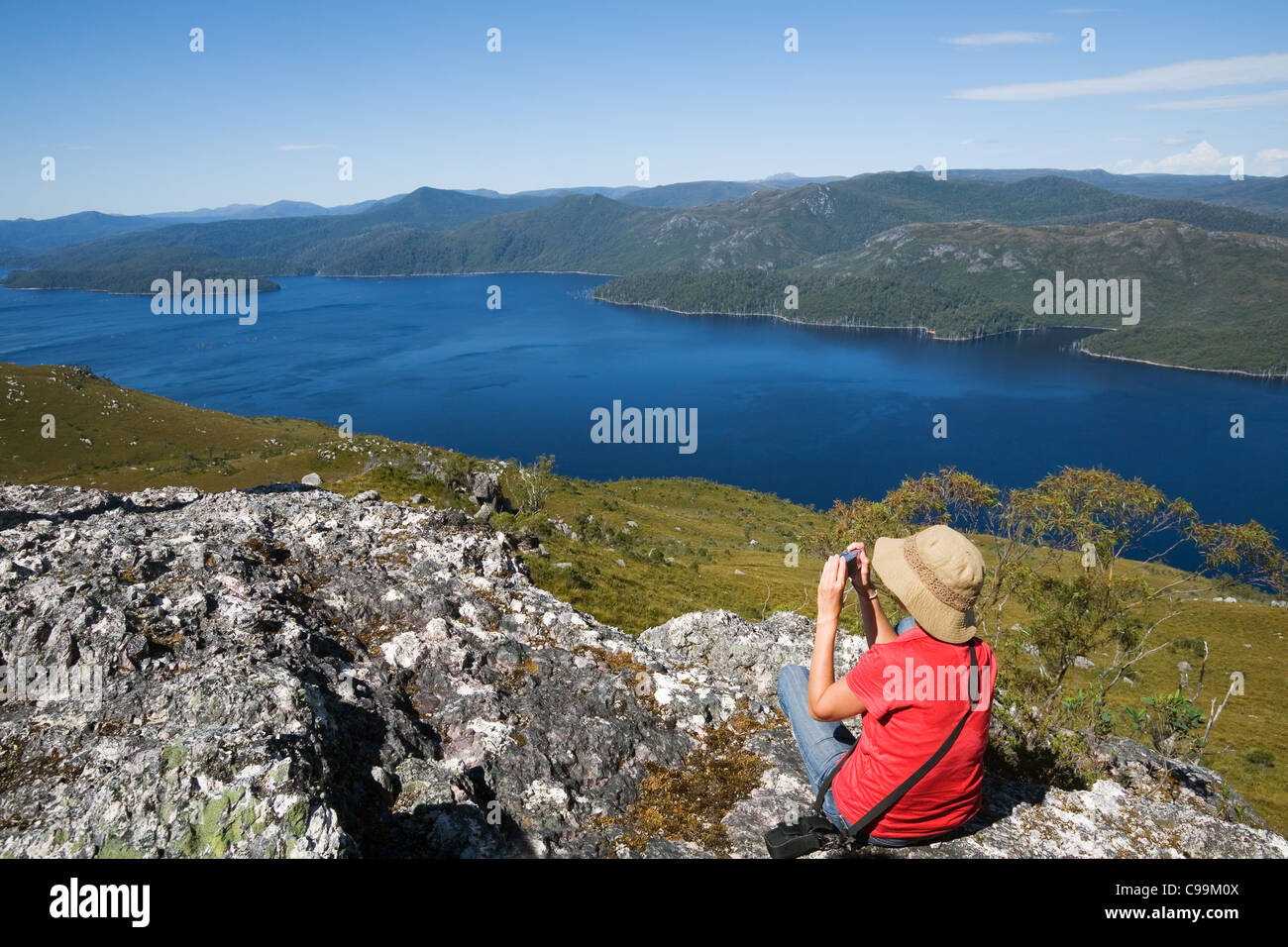 Photographies d'un randonneur de Mackintosh lac au sommet du mont Farrell, en Tasmanie, l'ouest des Highlands. Tullah, Tasmanie, Australie Banque D'Images