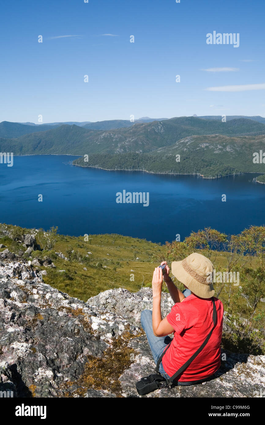 Photographies d'un randonneur de Mackintosh lac au sommet du mont Farrell, en Tasmanie, l'ouest des Highlands. Tullah, Tasmanie, Australie Banque D'Images