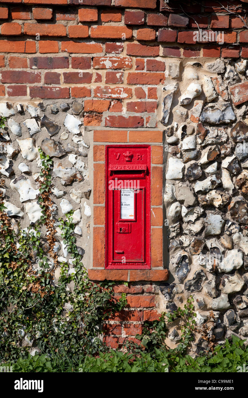 Post Box intégré dans un mur de briques et silex Norfolk Banque D'Images